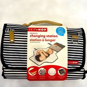 Skip hop pronto changing station
